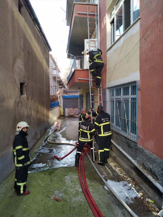 Kırıkkale'de çıkan ev yangınında mahsur kalan 2 kişi kurtarıldı