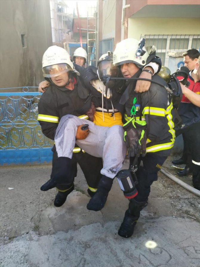 Kırıkkale'de çıkan ev yangınında mahsur kalan 2 kişi kurtarıldı