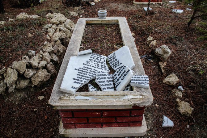 Kütahya'da mezar taşları tahrip edildi