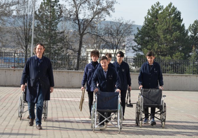 Lise öğrencileri tekerlekli sandalye tamiriyle engellilerin gönlünü kazanıyor