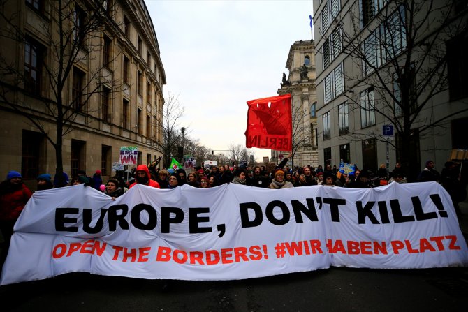 Almanya’da binlerce kişi, AB sınırlarının sığınmacılara açılması için yürüdü