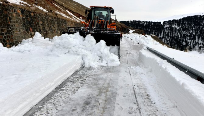 Çığ tehlikesi nedeniyle kapalı olan Ardahan-Ardanuç yolu ulaşıma açılıyor