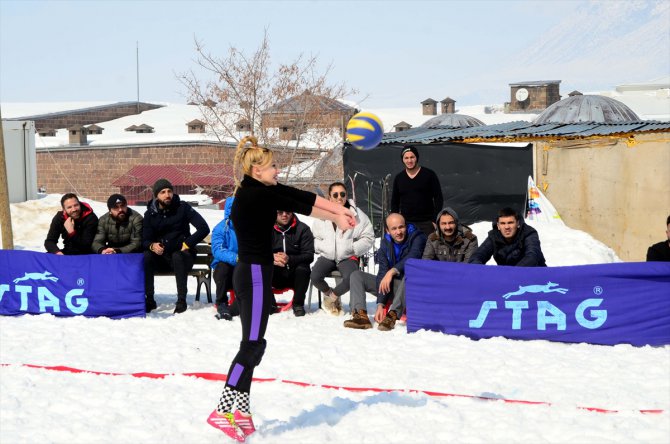 Bitlis'te "kar voleybolu" turnuvası