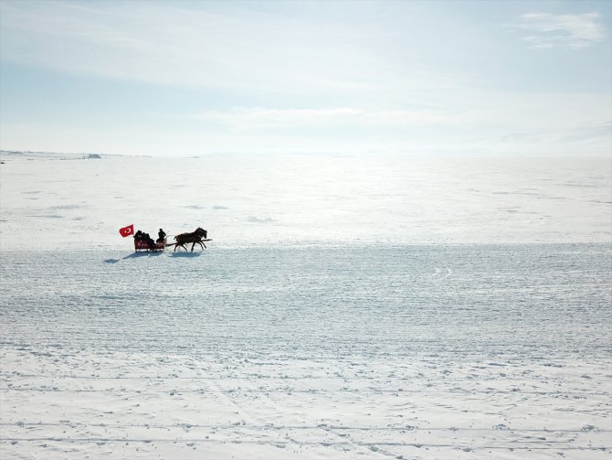 Kars'ta yüzeyi buzla kaplanan Çıldır Gölü turistlerin vazgeçilmez adresi oldu