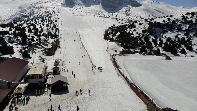 Erzincan Ergan Dağı Kayak Merkezi'nde hafta sonu yoğunluğu