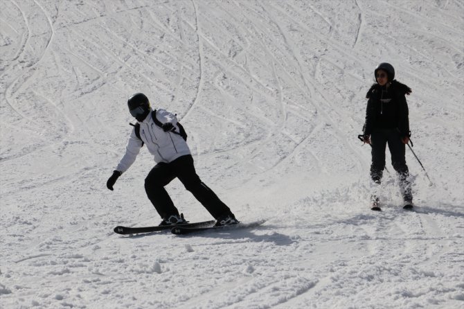 Ilgaz Dağı'ndaki kayak merkezlerinde hafta sonu yoğunluğu