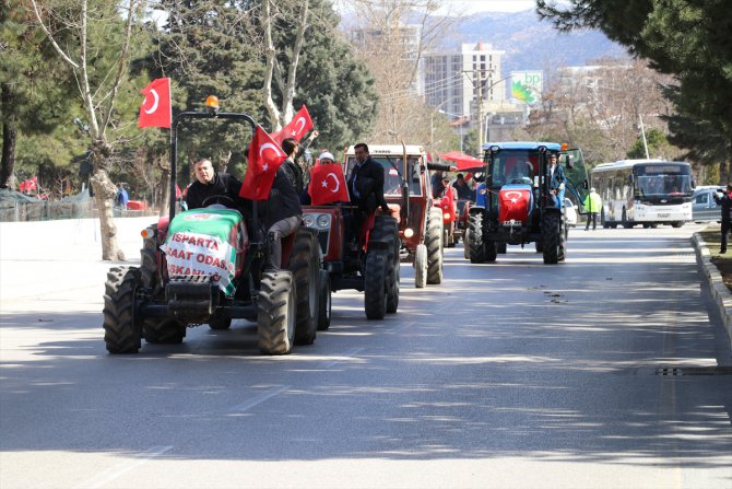 Isparta'da çiftçilerden Mehmetçiğe traktörlü destek konvoyu