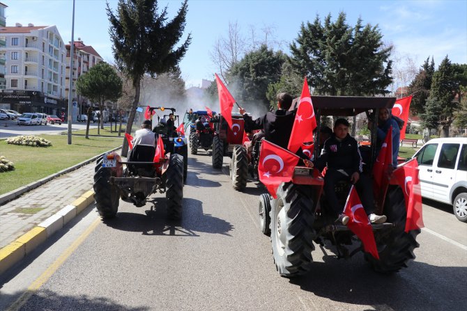 Isparta'da çiftçilerden Mehmetçiğe traktörlü destek konvoyu