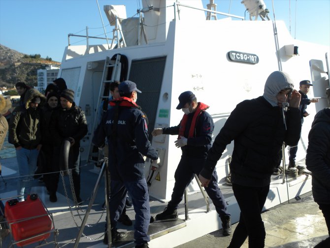 İzmir'de Türk kara sularına geri itilen 121 sığınmacı kurtarıldı
