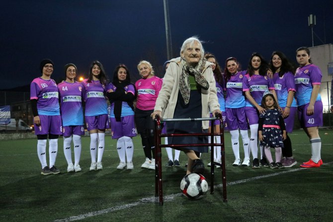 Kadınlar arasındaki halı saha maçının başlama vuruşunu 95 yaşındaki Pakize nine yaptı