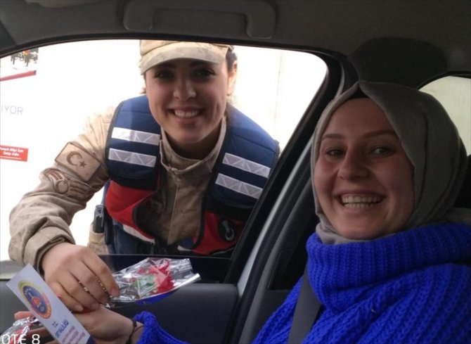 Siirt'te jandarma ekipleri kadınlara karanfil dağıttı