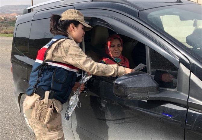 Siirt'te jandarma ekipleri kadınlara karanfil dağıttı