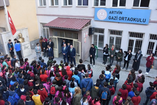 Artvin'de olası depremde risk taşıdığı belirlenen okul, geçici binasına taşındı