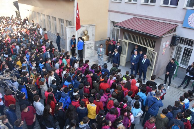 Artvin'de olası depremde risk taşıdığı belirlenen okul, geçici binasına taşındı