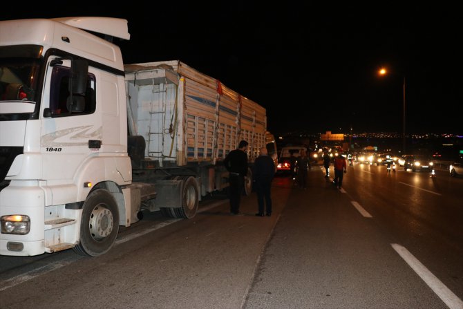 İzmir'de işçileri taşıyan minibüs kamyona çarptı : 12 yaralı