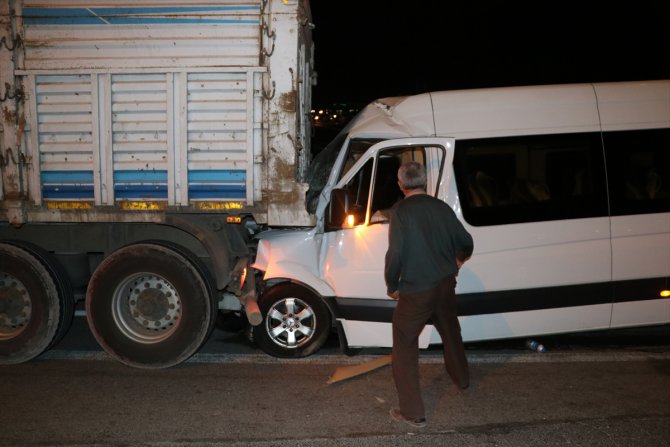 İzmir'de işçileri taşıyan minibüs kamyona çarptı : 12 yaralı