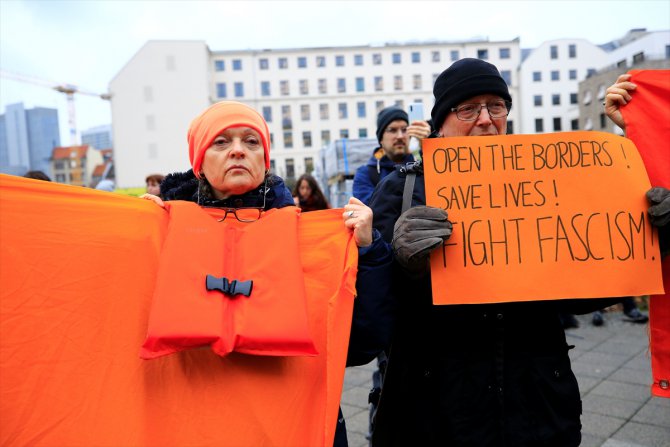 Merkel ve Miçotakis Berlin’de protesto edildi