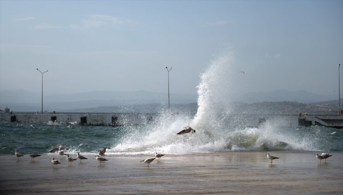 Karadeniz'deki fırtına Sinop'ta dev dalgalar oluşturdu