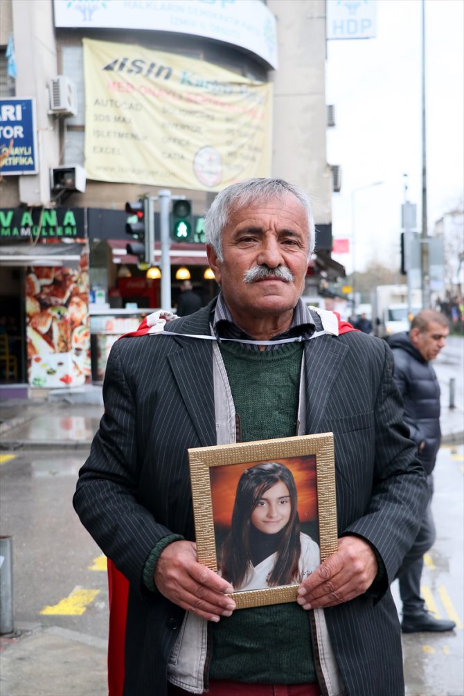 Kızı dağa kaçırılan baba, evlat nöbetini İzmir'de sürdürüyor