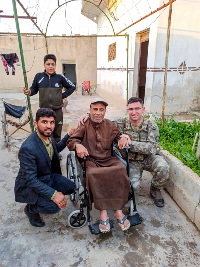 Mehmetçik, Barış Pınarı Harekatı bölgesindeki engellilere tekerlekli sandalye dağıttı