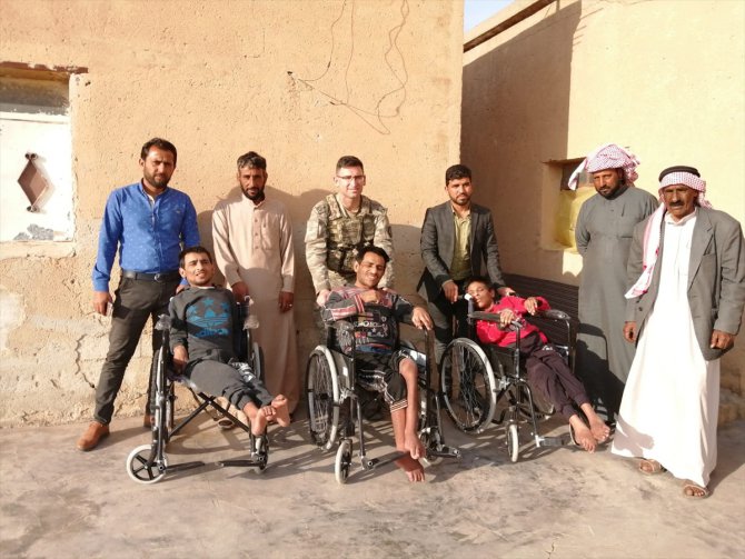 Mehmetçik, Barış Pınarı Harekatı bölgesindeki engellilere tekerlekli sandalye dağıttı