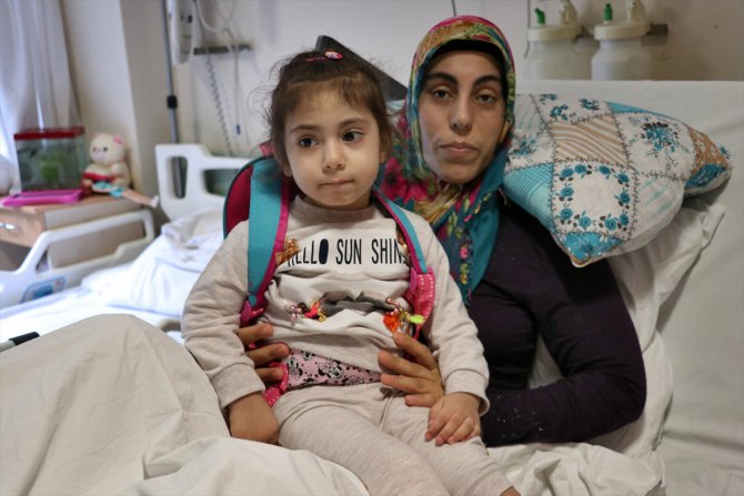 Enkazdan yaralı kurtarılan anne ve küçük kızı günler sonra kavuştu