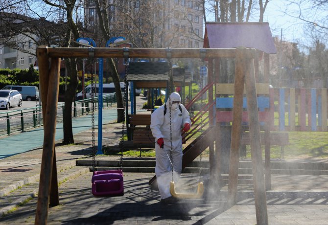 Eyüpsultan'da parklar koronavirüs tedbirleri kapsamında dezenfekte edildi