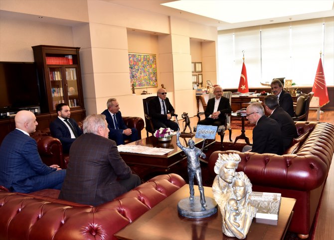 Kılıçdaroğlu, Görme Engelliler Spor Kulüpleri Birliği yönetimini kabul etti