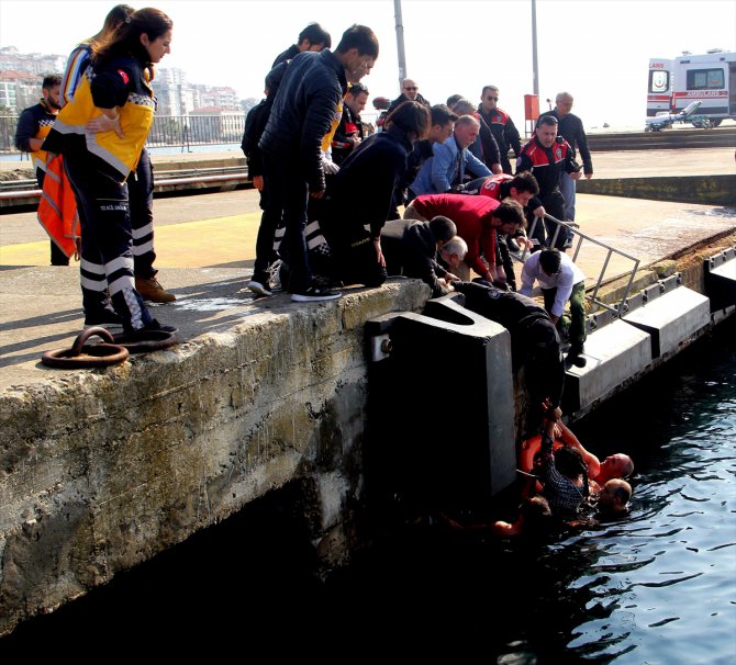 Sinop'ta denize düşen genç kızı deniz polisi sudan çıkardı