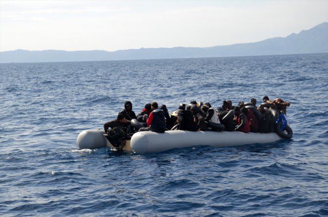 İzmir'de Türk kara sularına geri itilen 125 sığınmacı kurtarıldı