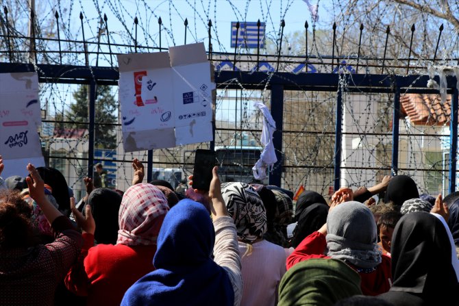 Kadın ve çocuk sığınmacılar Yunan sınır kapısının açılması için eylem yaptı