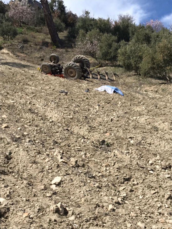 Mersin'de devrilen traktörün altında kalan sürücü öldü