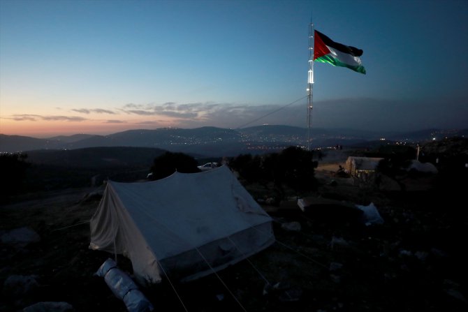 Filistinlilerin yasa dışı Yahudi yerleşim birimleriyle mücadelesi "El-Urme Tepesi'nde" devam ediyor