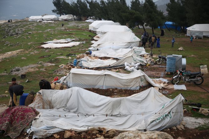 İdlibli evsizlerin çadırları fırtınada yıkıldı