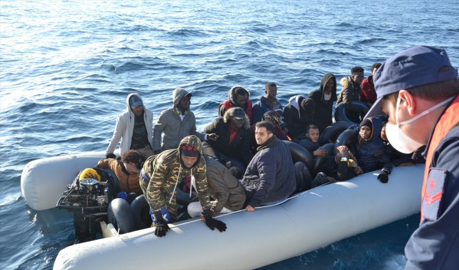 İzmir'de Yunan Sahil Güvenlik unsurlarınca geri itilen 34 sığınmacı kurtarıldı