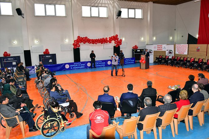 Malatya'da engelli depremzedelere akülü sandalye dağıtıldı