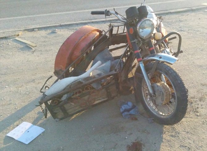 Otomobille çarpışan motosikletteki anne ve baba öldü, iki çocuk yaralandı