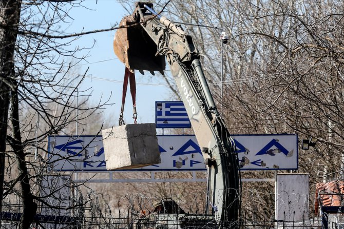 Yunanistan, Kastanies Sınır Kapısı'na beton bloklar yerleştirdi