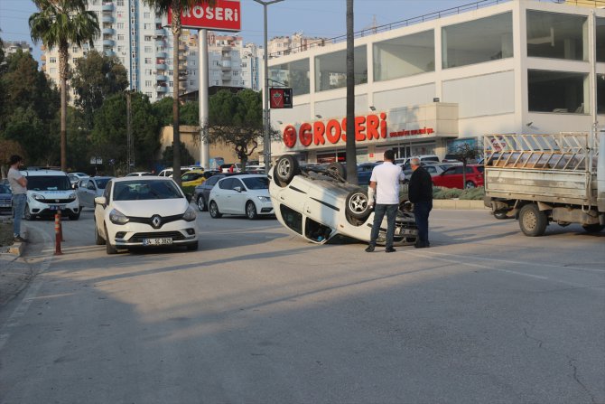 Adana'da devrilen otomobilde sıkışan sürücü yaralandı