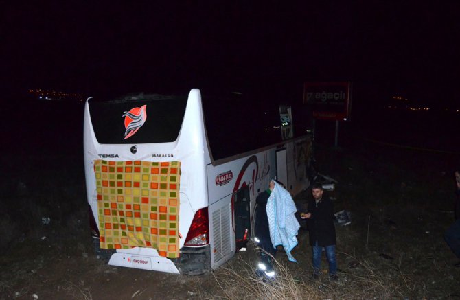 Aksaray'da yolcu otobüsünün tıra çarpması sonucu 44 kişi yaralandı