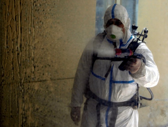 Ardahan'da AFAD resmi kurumlarda dezenfekte çalışması yaptı