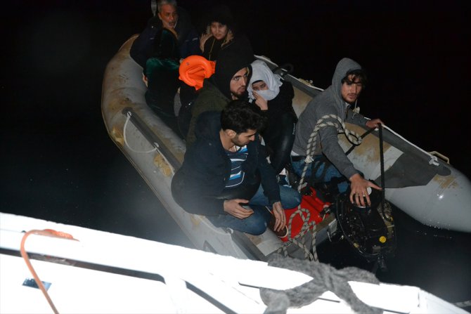 Dikili açıklarında motoru arızalanan bottaki 9 sığınmacı kurtarıldı