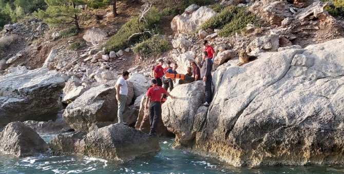 Muğla'da kayalıklardan düşerek yaralanan Hollandalı turist kurtarıldı