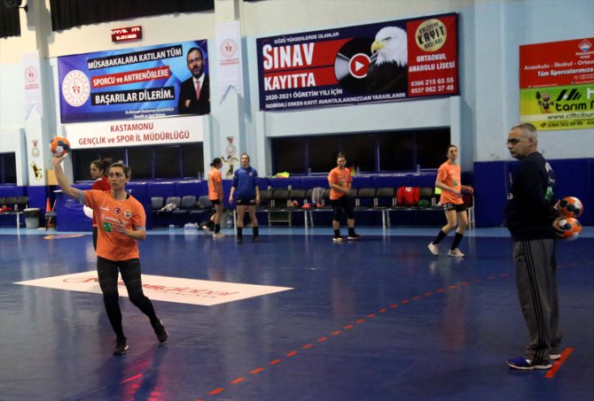 Kastamonu Belediyespor Kadın Hentbol Takımı'nın hedefi 3 kupa