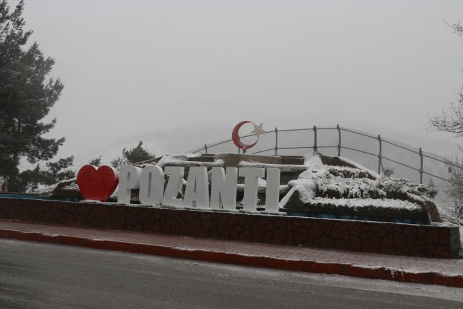 Adana-Ankara otoyolunda kar yağışı nedeniyle ulaşım aksıyor