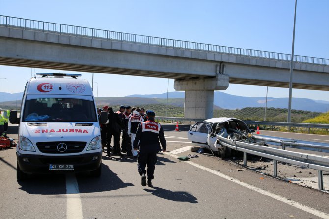GÜNCELLEME - Manisa'da otomobil bariyerlere çarptı: 3 ölü, 1 ağır yaralı