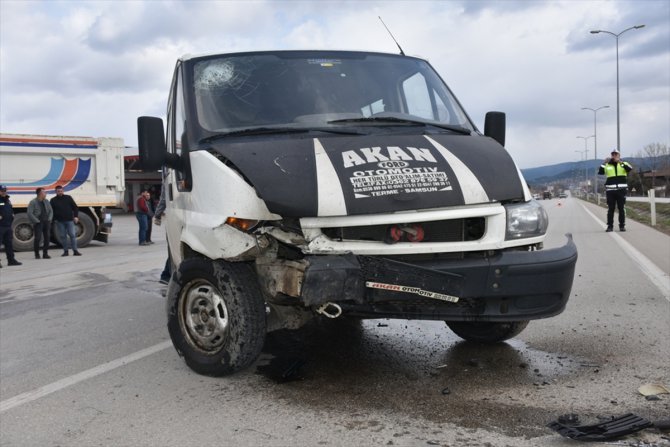 Sinop'ta 3 aracın karıştığı trafik kazasında 4 kişi yaralandı