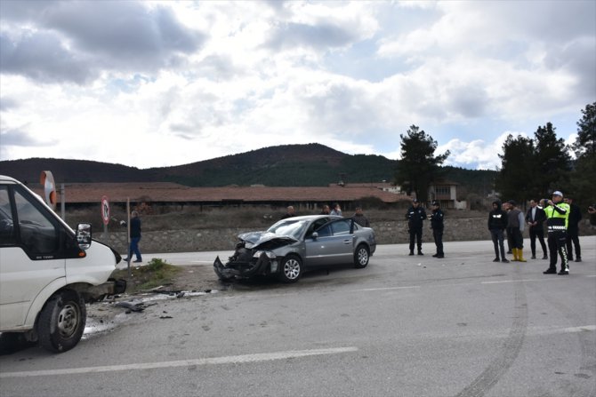 Sinop'ta 3 aracın karıştığı trafik kazasında 4 kişi yaralandı