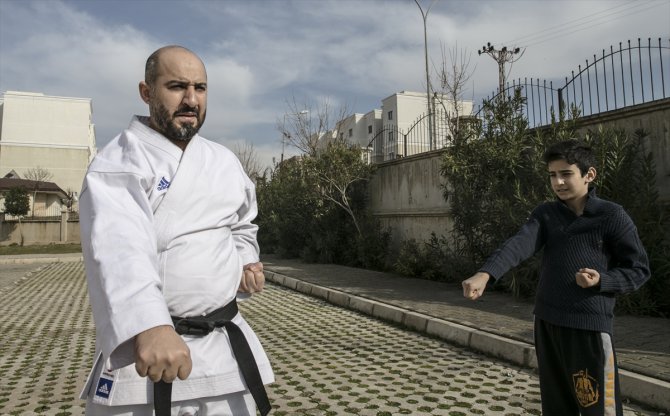 Suriyeli eski milli karateci, çocuklara gönüllü antrenörlük yapıyor