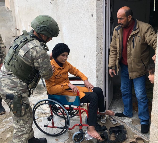 Mehmetçikten terör örgütünün mayınlı saldırısında yaralanan kız çocuğuna tekerlekli sandalye